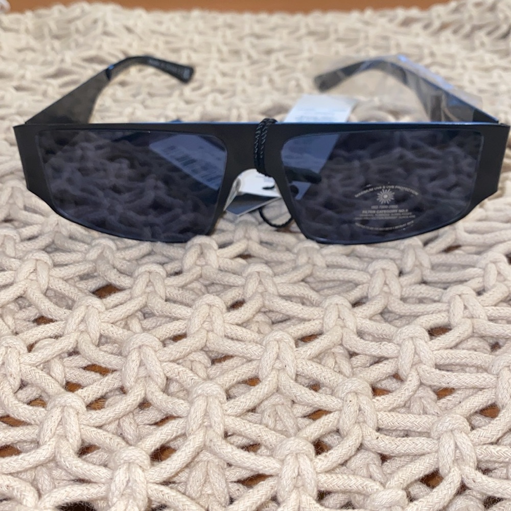 Pretty Little thing Black Matt Metal Frame Slim Visor Sunglasses NWT - Picture 2 of 6